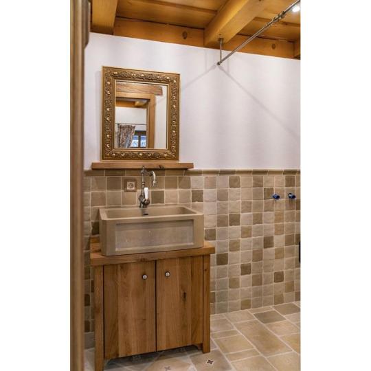 homok bezs furdo krem barna pasztell falburkolat mediterran klasszikus furdoszoba burkolat csempe cementlap provansz provence toszkana lakberendezes.jpg